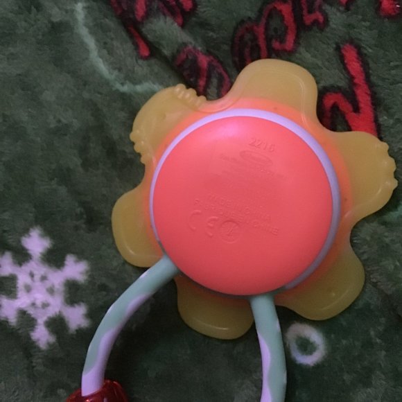 Infantino Spin and teethe flower rattle - Picture 4 of 5